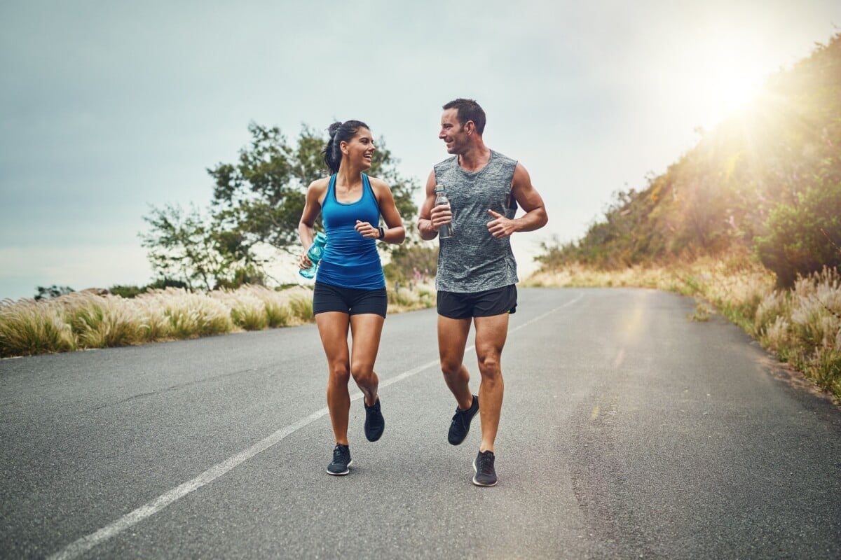 A corrida é uma atividade popular e requer alguns cuidados durante a prática (Imagem: PeopleImages.com - Yuri A | Shutterstock)