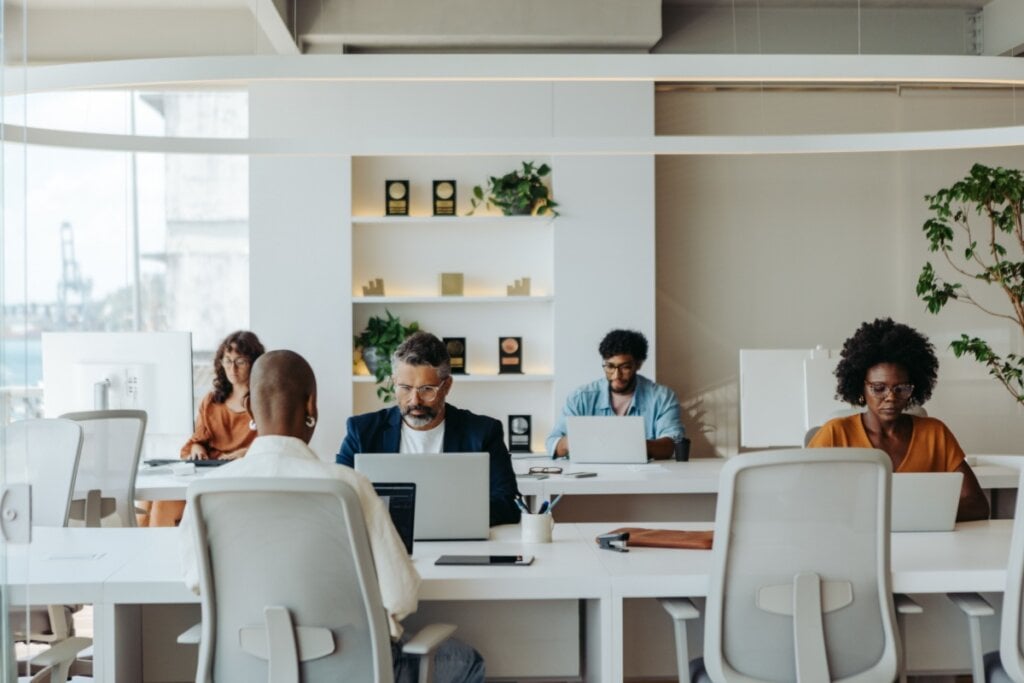 Pessoas trabalhando no coworking