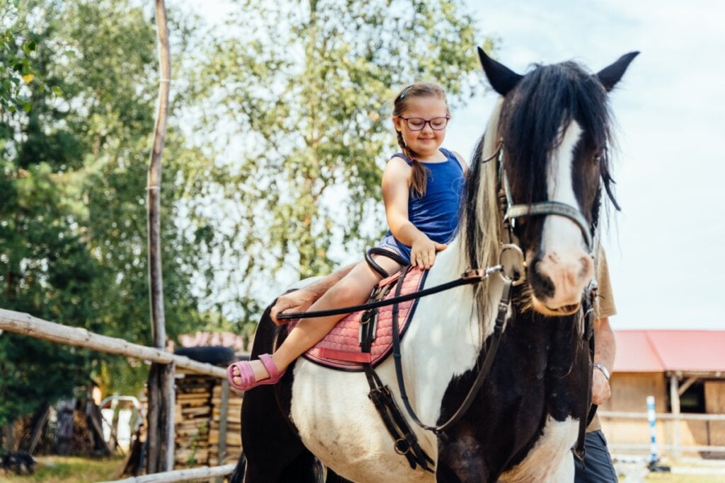 A equoterapia ajuda a melhorar o equilíbrio, a postura e a coordenação dos movimentos (Imagem: Iryna Inshyna | Shutterstock)