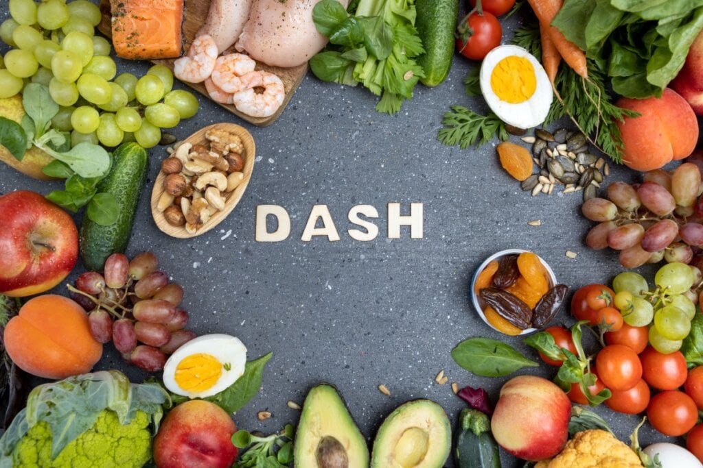 Focada em alimentos naturais, a dieta DASH ajuda a reduzir a pressão arterial e prevenir doenças cardiovasculares (Imagem: Larisa Klassen | Shutterstock)