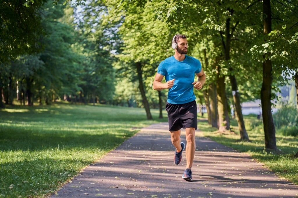 É importante criar uma rotina de atividades físicas para prevenir a obesidade (Imagem: baranq | Shutterstock)