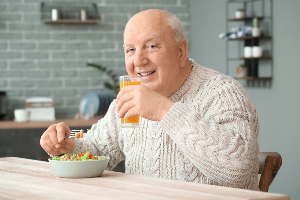 Manter uma dieta saudável ajuda a reduzir o desgaste dos dentes (Imagem: Pixel-Shot | Shutterstock)