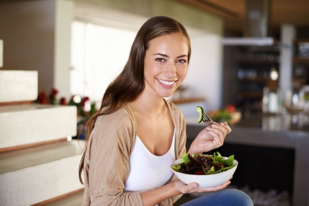 Mulher comendo salada