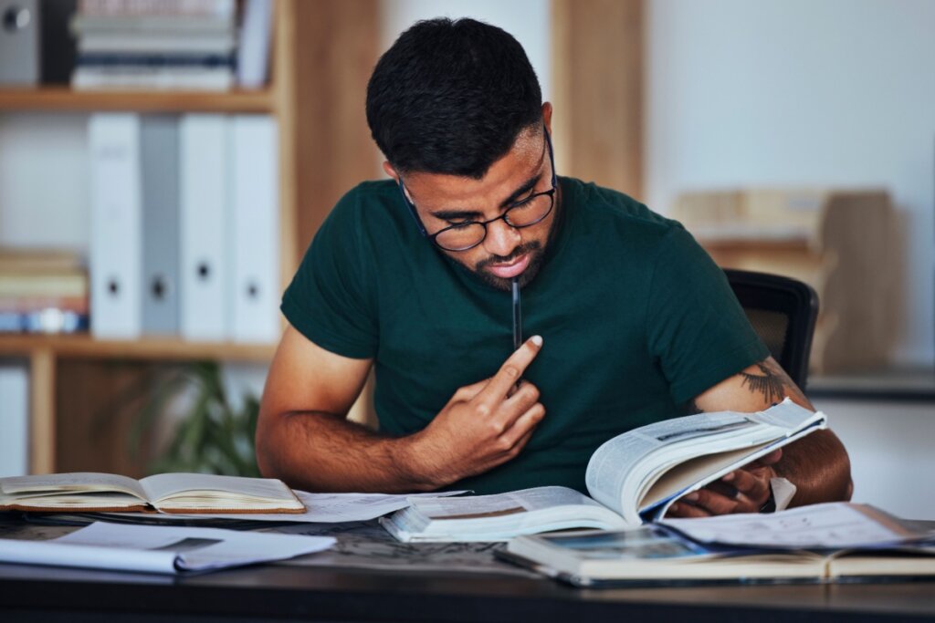 Jovem fazendo revisão dos estudos para o Enem