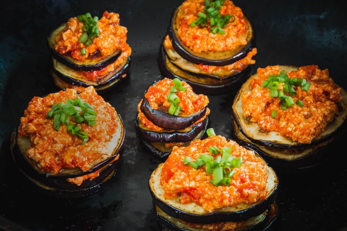 Berinjela assada com pasta de tofu (Imagem: Leonardo Eichinger | Shutterstock)