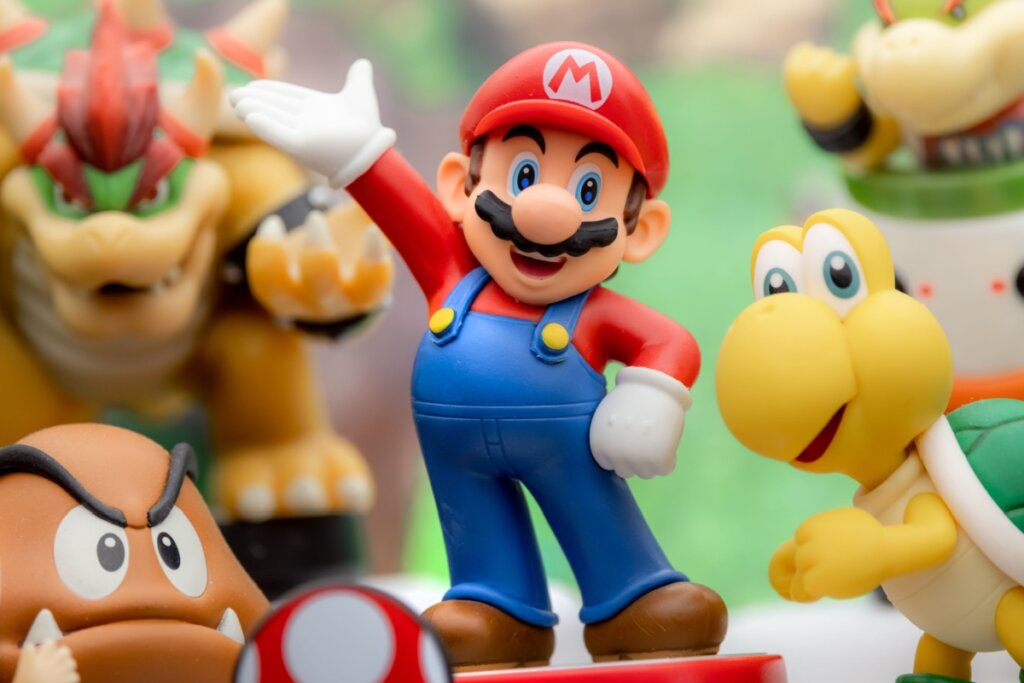 foto com boneco do Mario no centro e demais personagens em volta