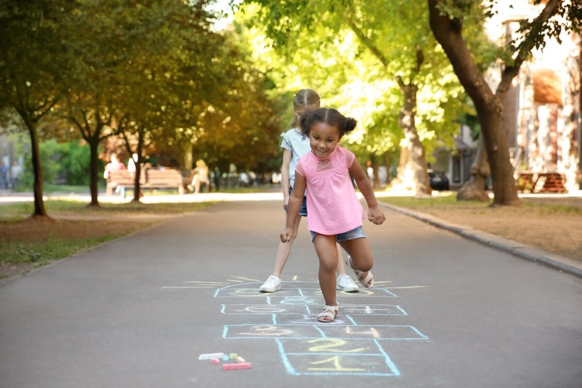 As brincadeiras oferecem diversos benefícios para crianças autistas (Imagem: New Africa | Shutterstock)