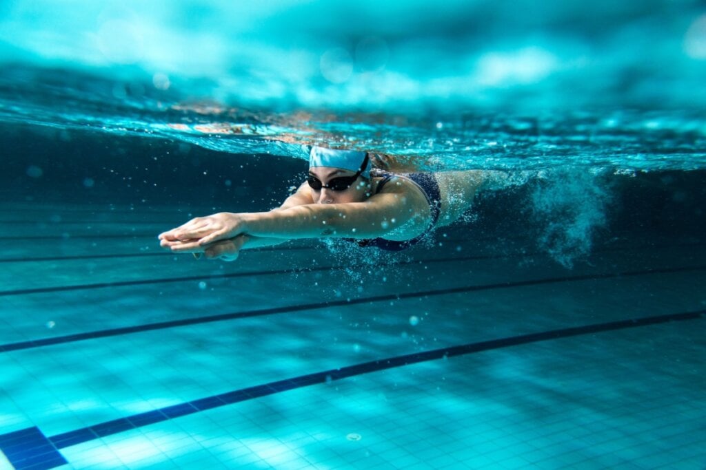 Um treino intenso de natação pode queimar em média 450 calorias (Imagem: BalanceFormCreative | Shutterstock)