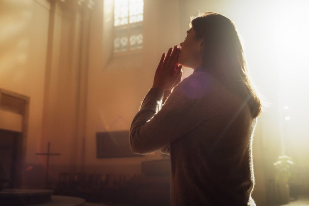 Mulher rezando na igreja