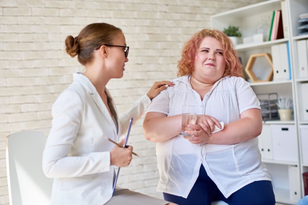 O acolhimento do paciente é um fator essencial para tratar com eficácia a obesidade e saúde mental (Imagem: SeventyFour | Shutterstock)