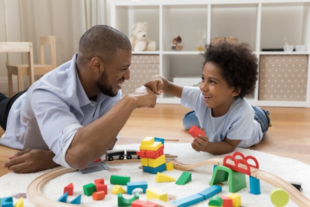 Momentos de interação durante as brincadeiras reforçam o vínculo entre pais e filhos (Imagem: fizkes | Shutterstock)