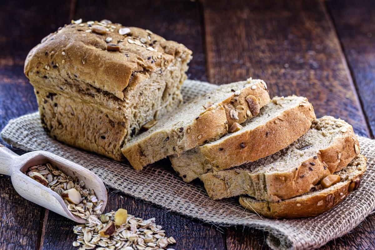 Pão de aveia com castanhas e linhaça (Imagem: RHJPhtotos | Shutterstock) 