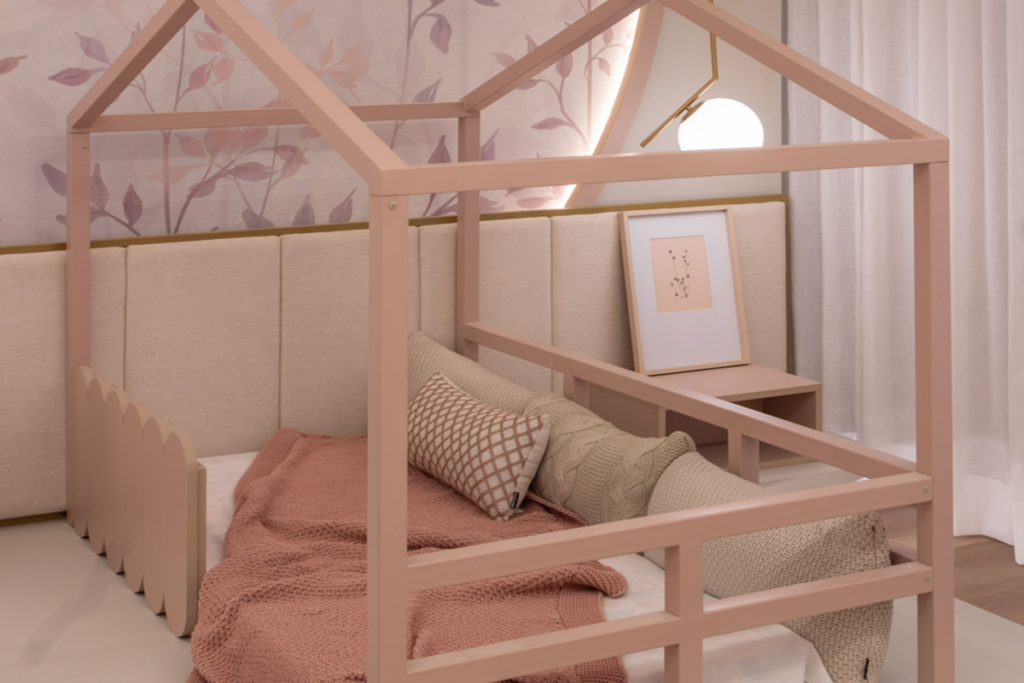 Decoração de quarto infantil em rosa, com cama em formato de casinha