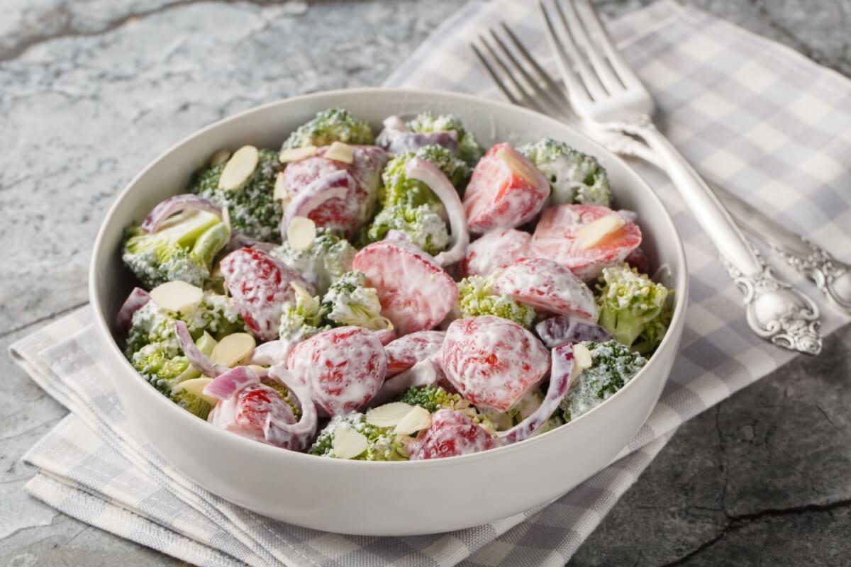 Salada de brócolis com morango e molho de iogurte (Imagem: AS Foodstudio | Shutterstock)