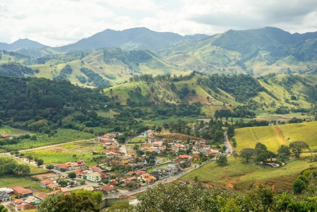 vista de São Bento do Sapucaí com cidade ao centro e montanhas ao fundo