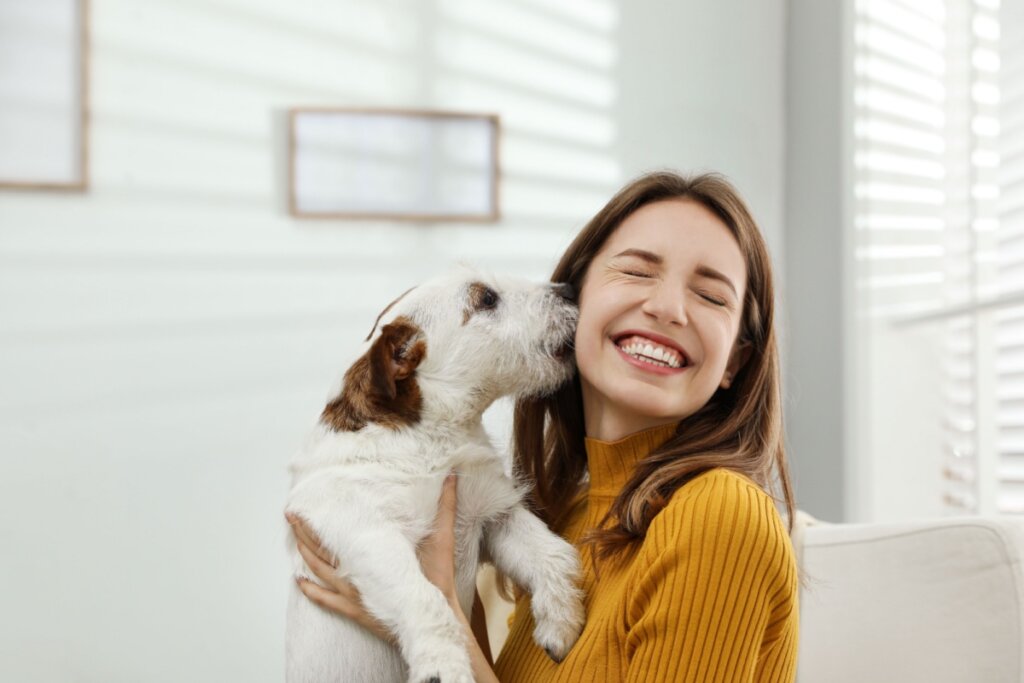 Mulher brincando com cachorro