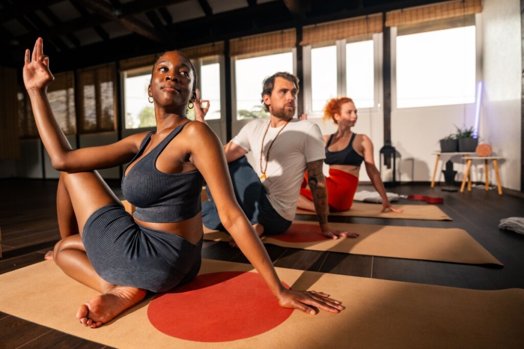 Grupo de pessoas praticando yoga