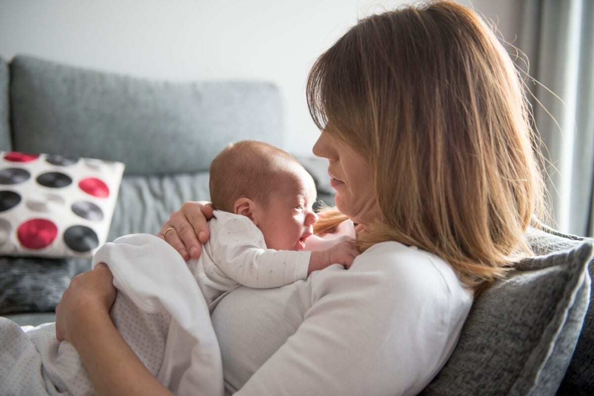 A depressão pós-parto pode causar tristeza profunda na mãe (Imagem: Noelia photographer | Shutterstock)