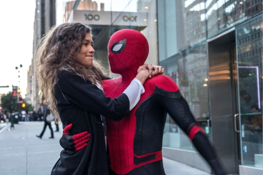 Peter Parker como Homem-Aranha e MJ (Zendaya) abraçados em Nova York