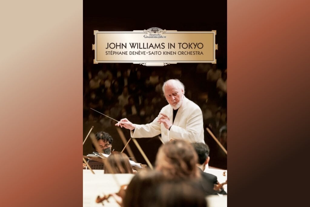 Imagem do maestro John Williams regendo uma orquestra no concerto "John Williams in Tokyo"