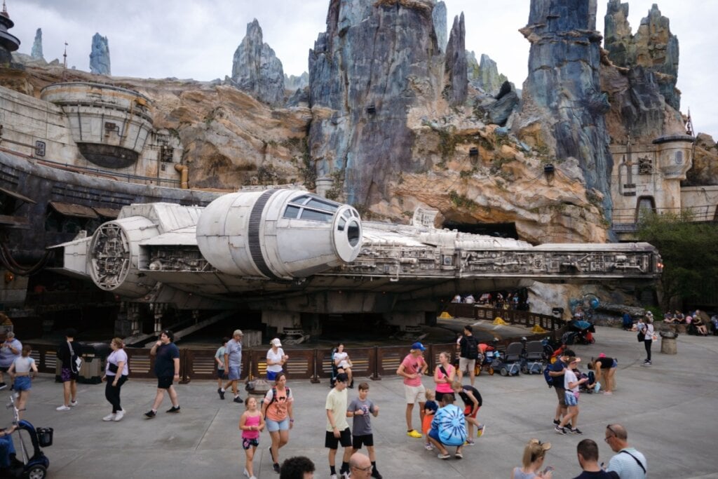 Réplica da Millennium Falcon do filme Star Wars no parque Disney’s Hollywood Studios