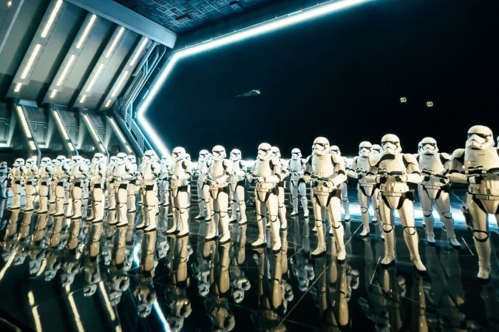 Stormtroopers enfileirados na atração Star Wars: Rise of the Resistance