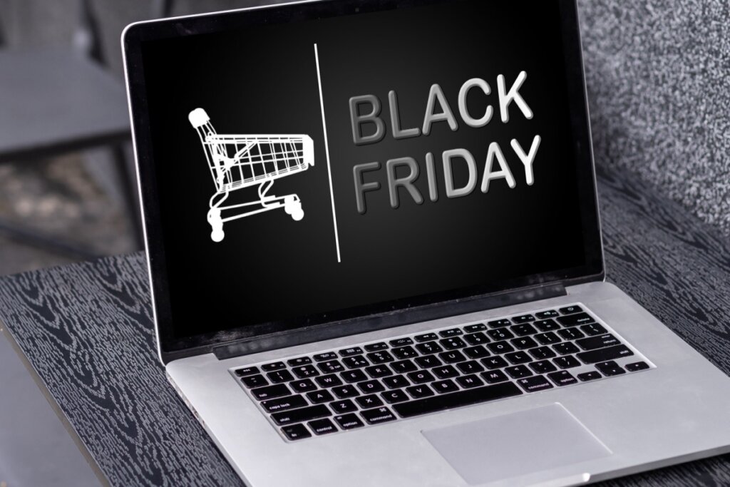 notebook aberto com tela preta e escrito "black friday" em branco