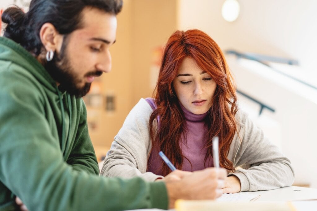 Dois jovens estudando para o vestibular juntos