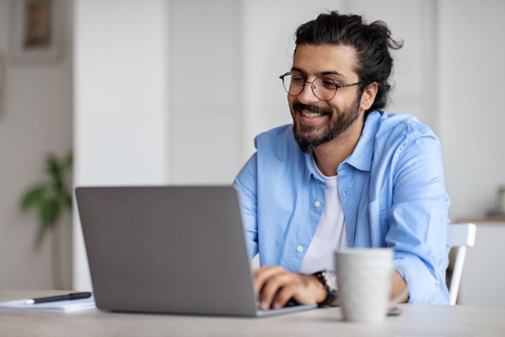 Freelancer concentrado trabalhando em seu notebook