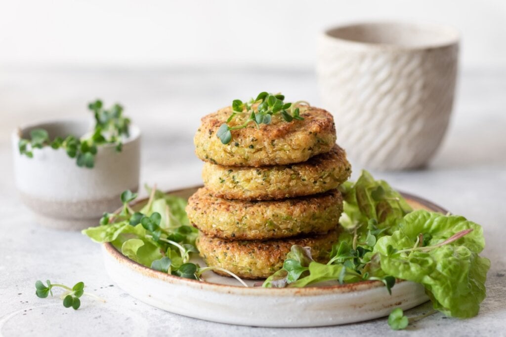 Hambúrguer de brócolis e quinoa servido em prato de porcelana