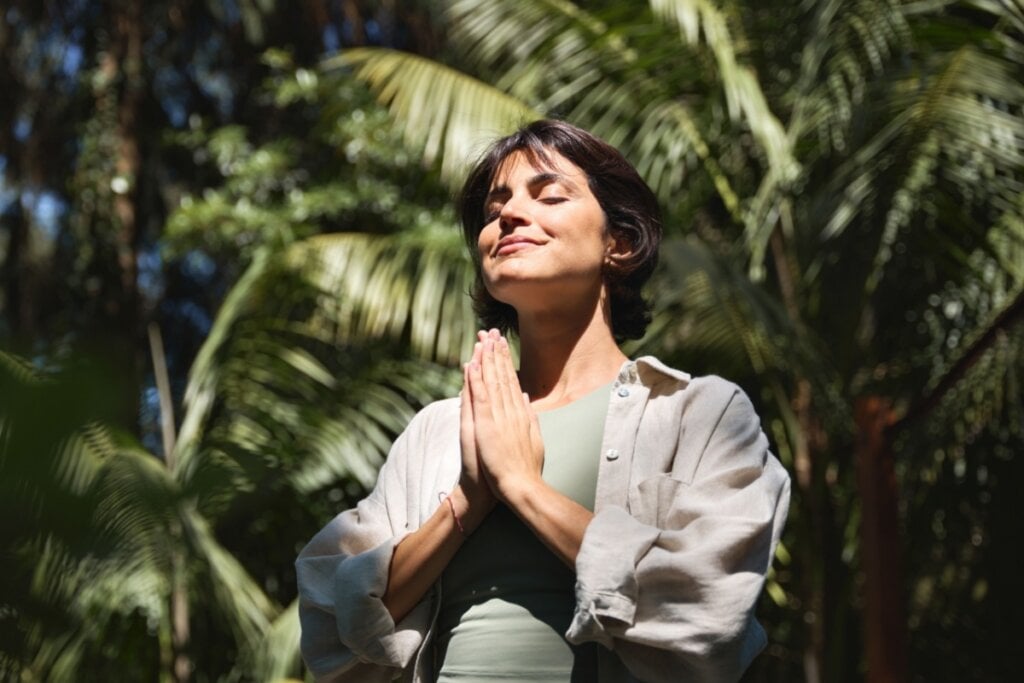 Mulher meditando em parque