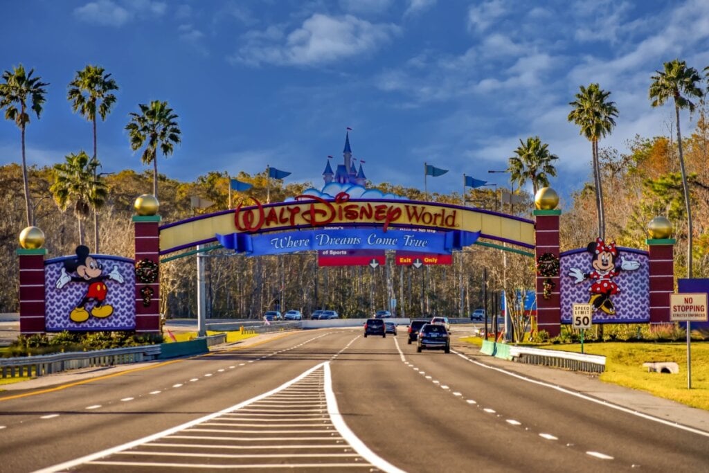 Entrada principal do Walt Disney World, com um portal colorido e personagens (Minnie e Mickey)