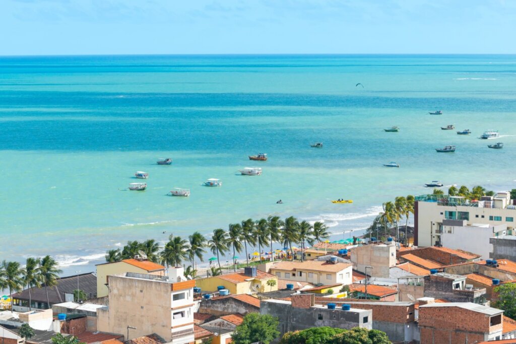 Imagem de cima de Maragogi com casas e a praia a vista