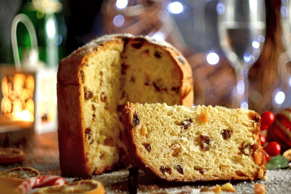 Panetone com frutas cristalizadas e secas em uma mesa de madeira