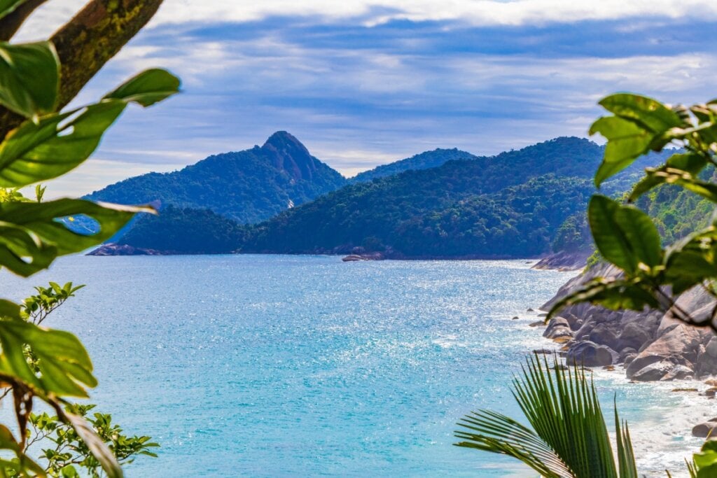 Praia Mendes Lopes, em Angra dos Reis, com montanhas e mar em destaque