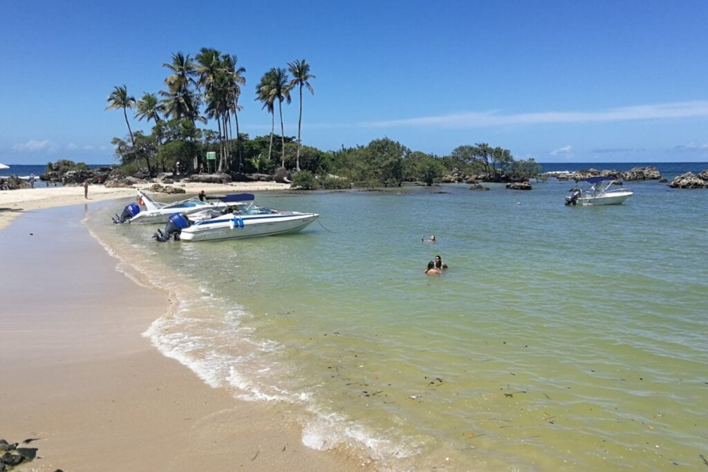 Vista da Terceira Praia, em Morro de São Paulo, com banhistas e um céu azul sem nuvens