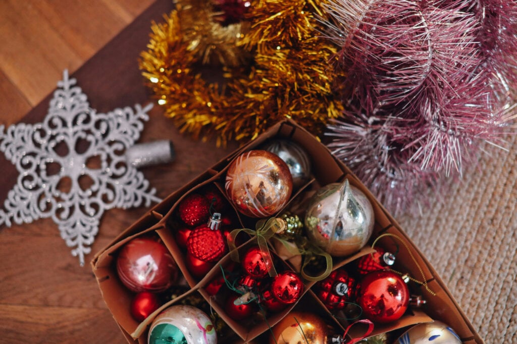 Itens da decoração de natal em caixas sendo separados