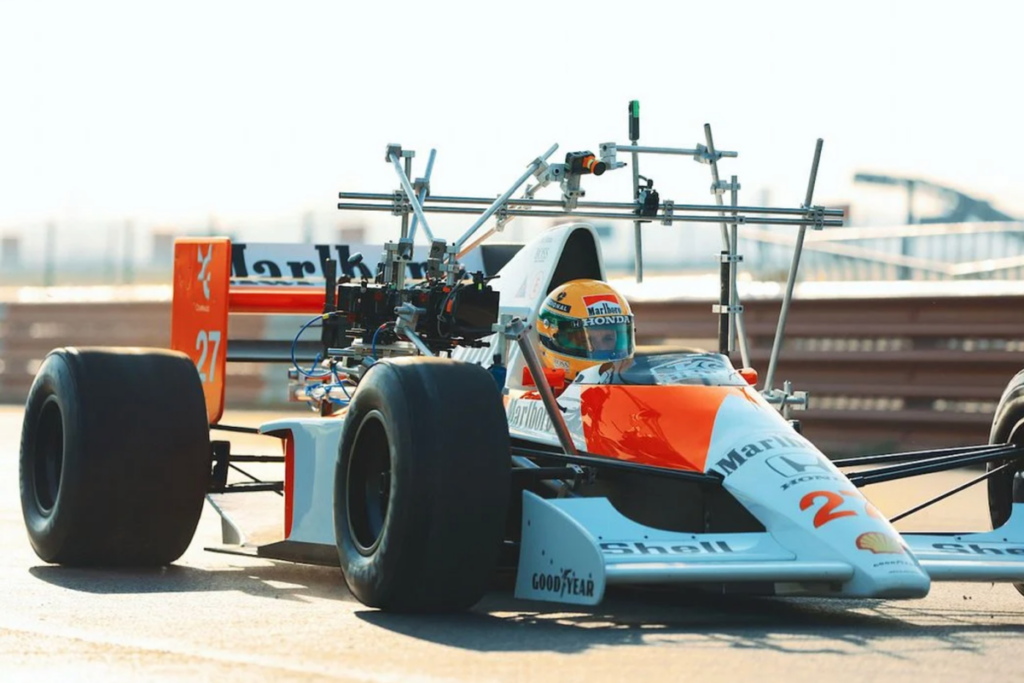 Carro de corrida recriado para as filmagens da série, com equipamentos de captação de vídeo instalados para capturar cenas