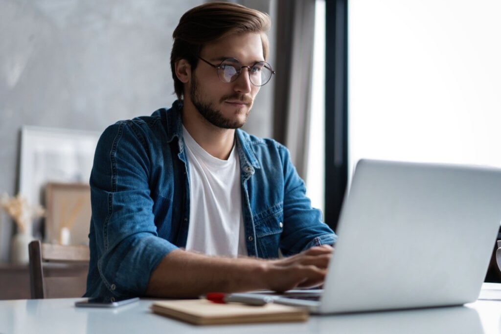 Homem usando notebook no escritório 