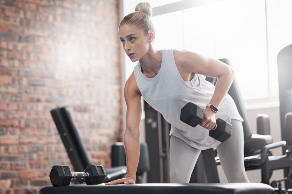 Mulher praticando musculação em academia