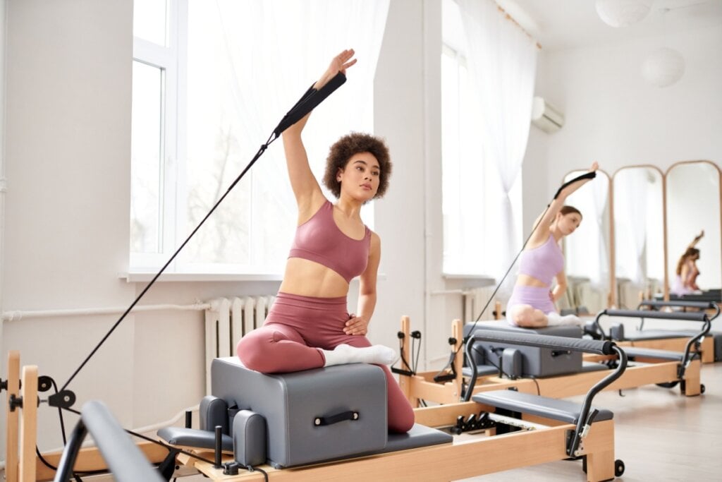 Jovem praticando pilates em estúdio