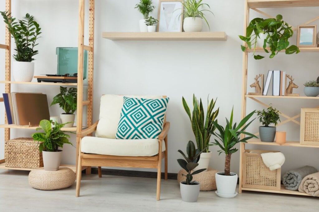 Sala decorada com móveis de madeira e vasos de planta