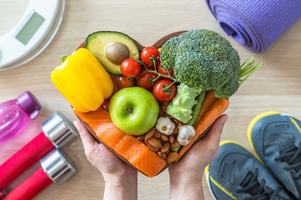 prato em formato de coração com salmão, abacate, tomate, brócolis, amêndoas