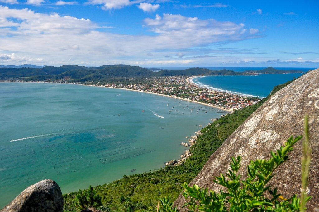 Vista aérea de uma praia na cidade de Bombinhas