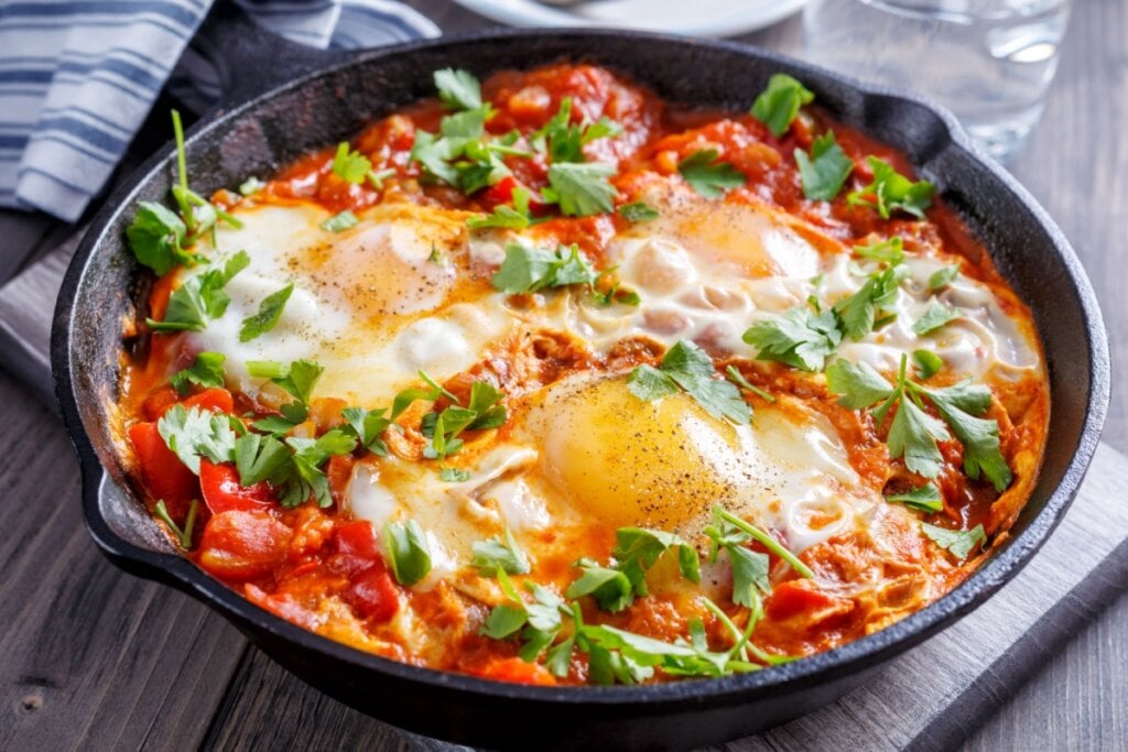 Ovos ao molho de tomate em panela de cerâmica