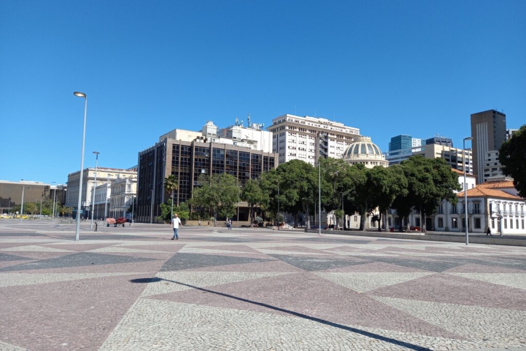 Praça XV, no Rio de Janeiro, cercada por edifícios históricos