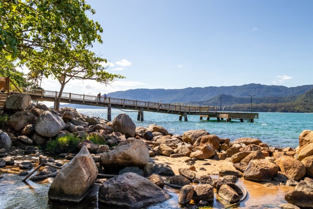 Praia da Feiticeira, em Ilhabela, com pedras e ponte