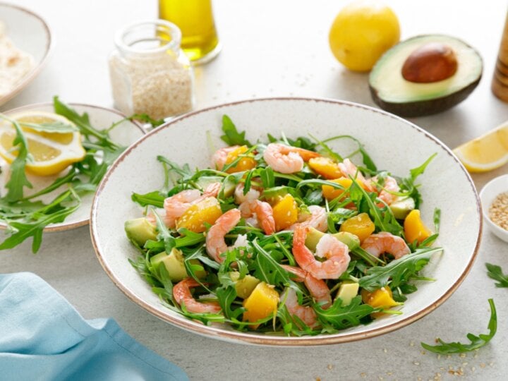 5 saladas ricas em proteínas para o verão